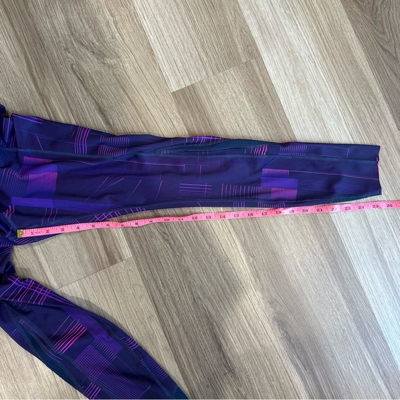 Brooks Women’s Method 7/8 Tight size small in purple cyber pattern running pants - Picture 3 of 10